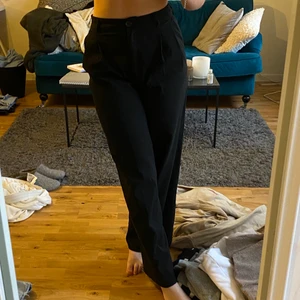 Kostymbyxor  - Kostymbyxor från Monki som sitter perfekt!! perfekta längden och sitter snyggt i midjan. Storlek 36 