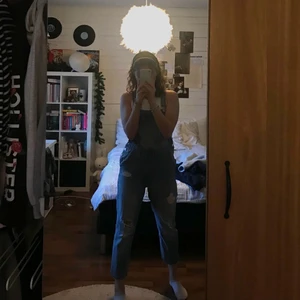 Jeans overalls - Säljer dessa snygga och funktionell hängselbyxor. Knappt använda då jag tycker de är lite korta på mig som är 170 cm, sitter bra i övrigt och skit snygga oversized. Nyskick. Lappar som suttit i ryggen är borttagna pga haft de med hängslena hängande. Skriv för fler bilder eller vid frågor🤍🤎 