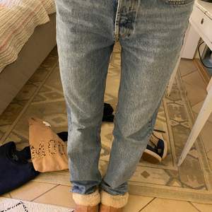 Säljer dessa coola jeans från zara. Storlek 36 och lite lose fit☺️ 