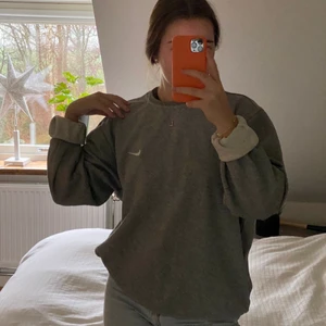 Nike tröja!!! - Grå nike tröja som är mycket sparsamt använd och som ny!! passar alla från XS-M🤍💞💓 ÄLSKAR men kommer tyvärr inte till användning längre..                       BUDGIVNING I KOMMENTARERNA, avslutas fredag 7/1 kl 12