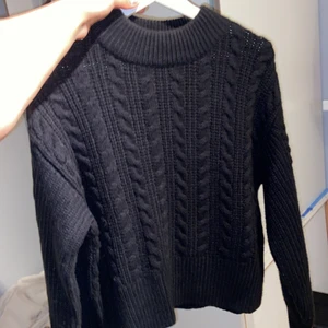Stickad tröja  - Jättefin kabelstickad tröja från monki. Varm och mysig till vintern, jättesnyggt med en skjorta under. Säljer då den inte har kommit till användning. Använd endast 2 gånger så i superbra skick. 