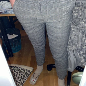 Redifined rebel kostymbyxor från Zalando - Kostymbyxor från Zalando nyvärde: 349 sek har inte använt dem mycket skicket är 7/10 för att dem e lite skrynkliga men de e de värsta allt annat e top notch med byxorna, dem är i storlek M men har krympt lite i tvättmaskinen så skulle säga S och säljer dem för att dme är för korta