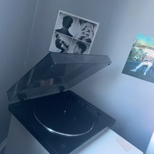 Vinylspelare  - Den är i nyskick. Kan kopplas till bluetooth enheter eller använda sladd. Köpt för 2100 kronor. Kan antingen hämtas upp eller fraktas, jag står för frakten.