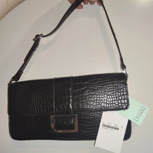 Ny väska i veganskt läder✨ - 🌸Superfin handväska med silverdetaljer ifrån Monki som jag säljer pga att jag ej kommer använda den. Helt oanvänd med prislapp kvar. Org pris - 300:-🌸✨                              Möts även upp i Malmö/Lund                                     Skicka gärna ett meddelande ifall ni vill se fler bilder/har frågor och kolla min profil för mellandagserbjudande! 