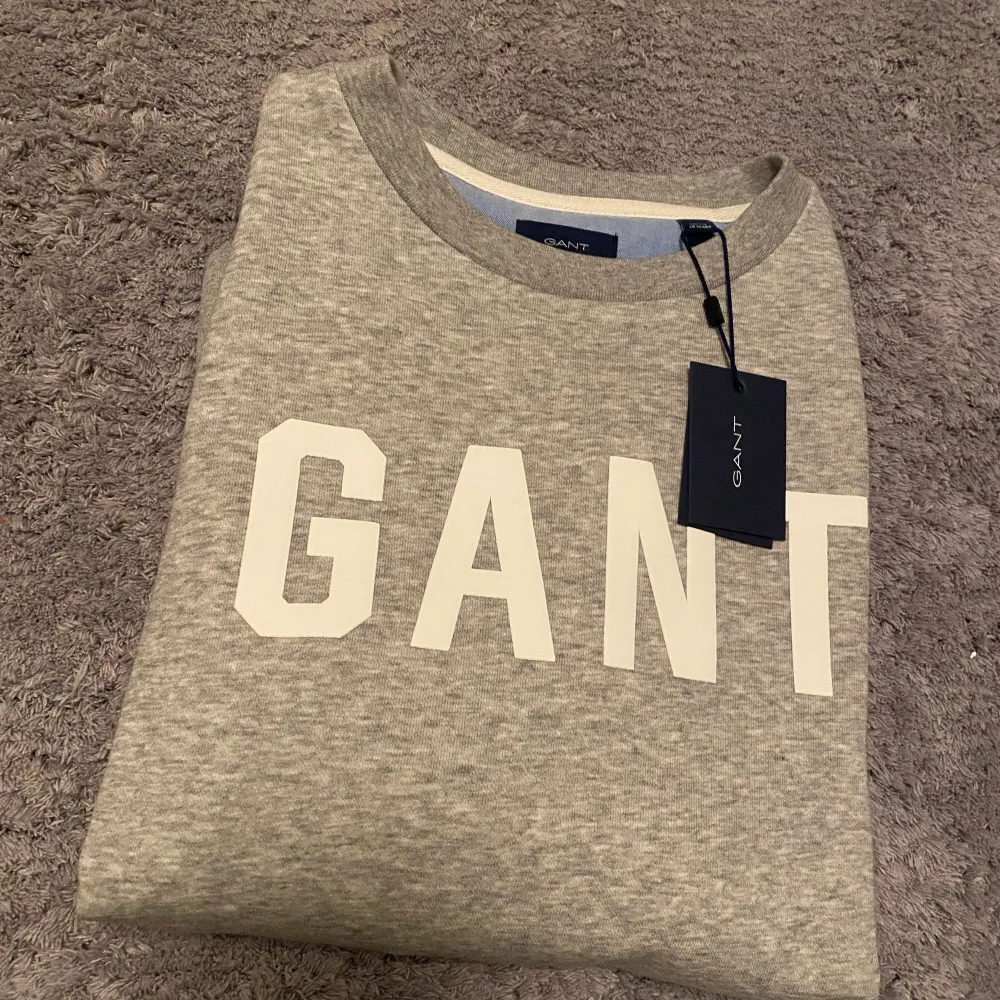 Fin grå Gant sweatshirt. Storlek 170 men motsvarar också en xs. Tröjor & Koftor.