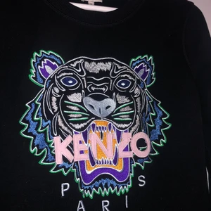 Kenzo långärmad tröja storlek S - Långärmad Kenzo tröja i storlek S. Knappt använd så kvalitén är som ny. Säljer pga. använder den aldrig längre.