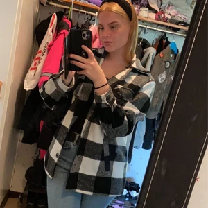 Kappa - Jättesnygg kappa i storlek S men som jag tycker passar både större men mindre storlekar. Den är i ett filtaktigt tyg och är lite tjockare. Den har 4 fickor och har inga defekter. Köpt för 200kr men säljer för 100kr då den är ny och att jag endast har använt den en gång men den passa inte min smak, köparen står för frakten🥰💞