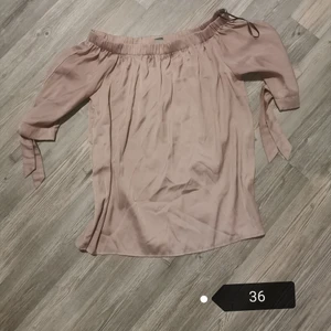 Strl 36 - Möts upp eller skickas mot portokostnad samfraktar givetvis 🥰