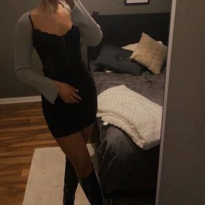 Grå kofta - Säljer en grå kofta från zara i storlek m, passar även small, (slutsåld på sidan) använd några tillfällen men är i väldigt fint skick💗 frakt ingår inte i priset, köparen står för frakten