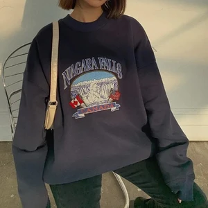 Marinblå Collagetröja - Snygg tröja som inte används längre, första bilderna är lånade och sista min egen. Sitter overzized för en XS, S eller liten M. Säljer för 50kr eller 90kr inkl. frakt 💞