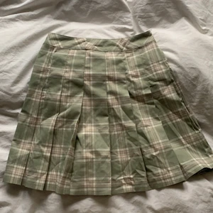  ”Skolkjol”  - -jättefin från HM i bra skick. Den är storlek 38, men är dock insydd en del (går lätt att ta bort) så passar också någon som är ett par storlekar mindre!