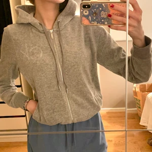 Hoodie - Knappt använd Calvin Klein Hoodie i stl S säljes. 