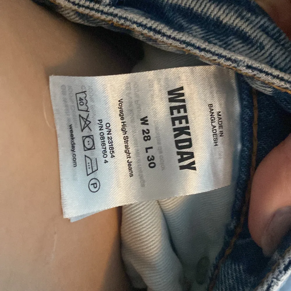 Snygga jeans från weekday knappt använda pgd av att dom är för stora för mig. Jag är 160 och längden passar bra. Jeans & Byxor.