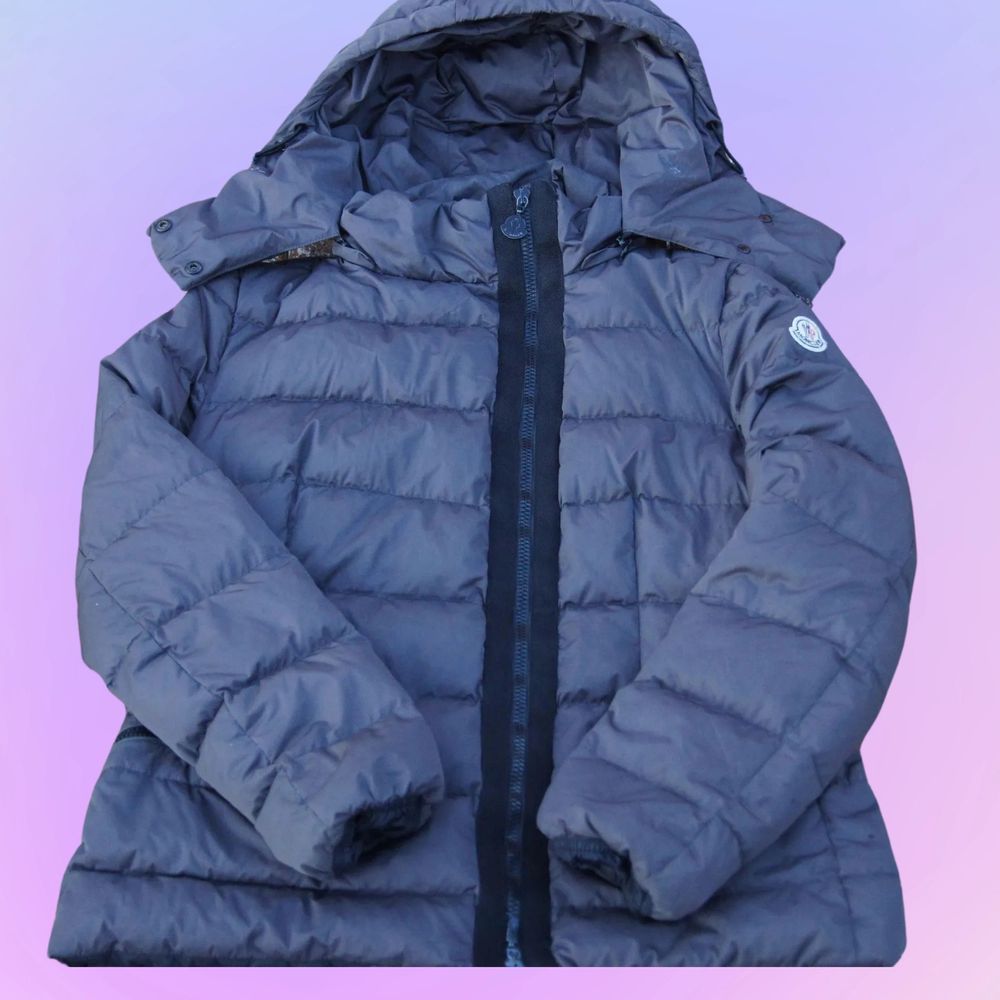 Moncler Jacka (dam). Size: 4, passar S/M. Mindre vita fläckar (se bilder), går antagligen bort i tvätt. Därav lägre pris.. Jackor.