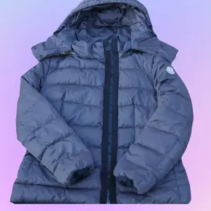 Moncler Jacka (dam). Size: 4, passar S/M. Mindre vita fläckar (se bilder), går antagligen bort i tvätt. Därav lägre pris.