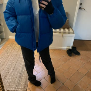Blå ovesized jacka stl M - Säljer nu min snyggaste populära jacka pga använder den inte så mycket. Nästintill nyskick! Den kommer från H&M, nypris 399. Storlekarna tar slut fort på hemsidan, speciellt M. Hör av dig om du undrar något!😇🤍 
