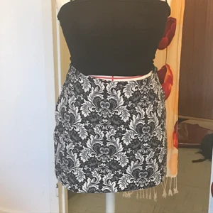 Kort kjol  - Blått mönster kjol köpt second hand, märke bikbok. Har sytt in den lite… säljer pga passa inte helt min kroppsform men älskar möbstret. Lite hög i midjan.