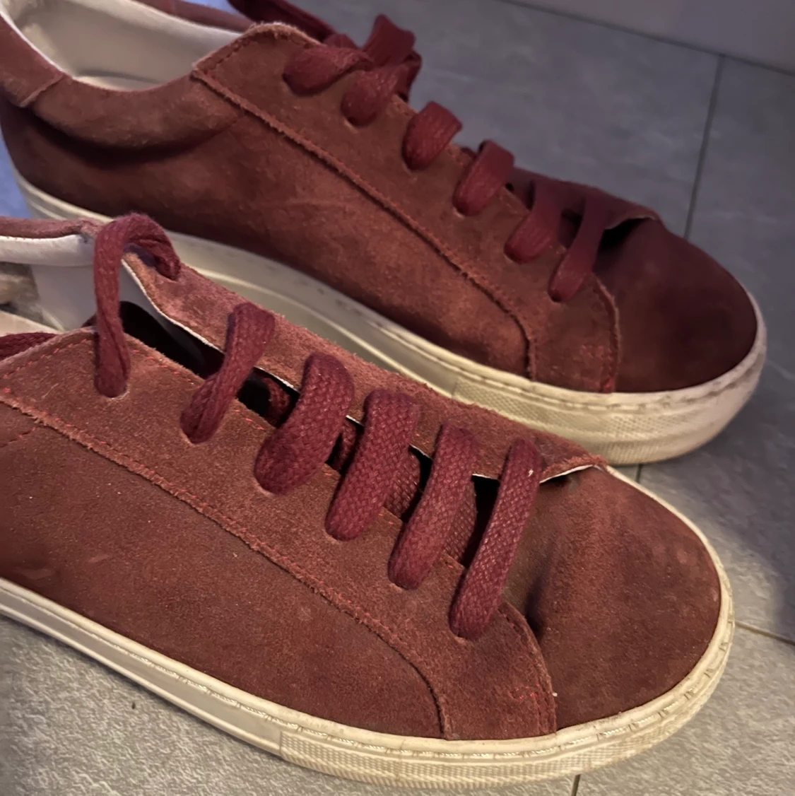 Vinröda sneakers - 90