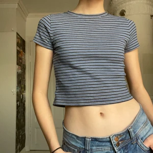 Blårandig T-shirt  - Blå (vit/svart) randig T-shirt, superfin men kommer ej till användning. Skriv gärna om du har frågor eller vill ha mer bilder!💗