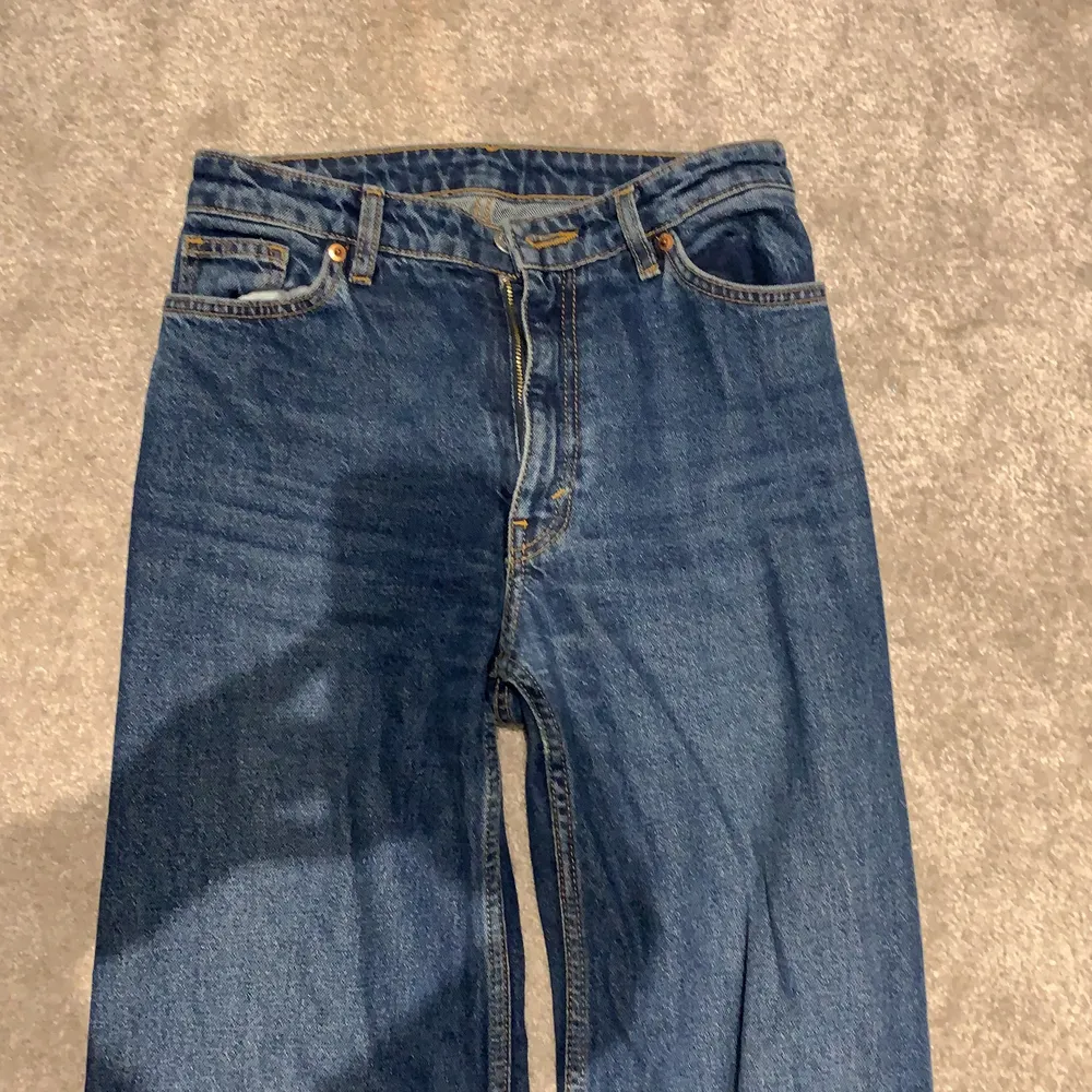 Mörkblåa jeans från monki🙏🏼 . Jeans & Byxor.