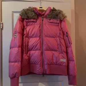 Oddmolly vinterjacka. Storlek 1/36-38 - Rosa Vinterjacka från oddmolly. Använd fåtal gånger. Nypris cirka 1800kr 