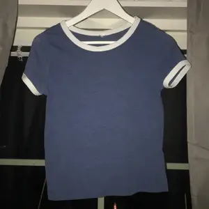 Säljer denna blå t-shirten i samma modell som den gula som jag också säljer😊 Lappen med storleken är tyvärr inte kvar, men den passar dig som är XS-M💕