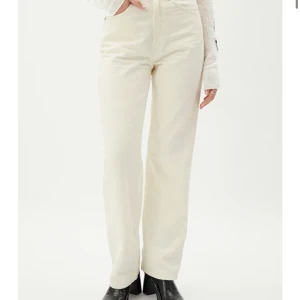 Jeans från Weekday - säljer mina beiga jeans från weekday, de är aldrig använda så lappar och allt sitter kvar. de är i storleken 24/30 och passar mig som vanligtvis har 32/34 i jeans. köparen står för frakten 