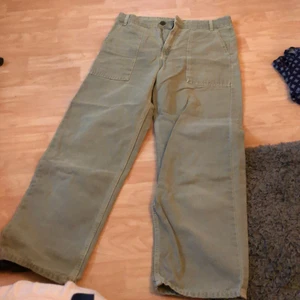 Gröna vida jeans - Säljer mina favoritjeans som blivit för små. De är mycket högmidjade och lite kortare nertill samt passar 36/38. Skriv för fler bilder!🥰