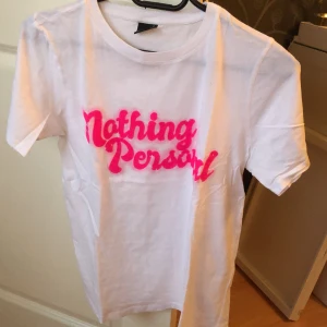 T-shirt med text - Hej! Säljer min T-shirt med rosa neon text som är i mycket fint skick. Skriv för fler bilder!🥰