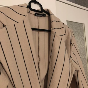 Kavaj strl L - Säljer min kavaj från boohoo, aldrig använd. I storlek L men passar mig som har XS💫frågor? Kontakta mig 