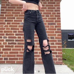 Svarta jeans  - Skit coola svarta håliga jeans i storlek S. Sitter perfekt på mig som är 172 cm lång. Köpare står för frakt!💞