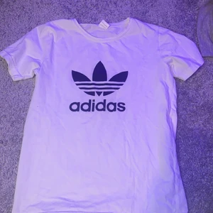 Vit adidas t shirt  - Har använt den några få gånger 