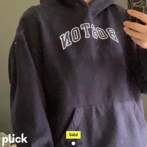 Hoodie - Superfin tröja som jag köpte här på plick som tyvär blivit för liten. (Första bilden är lånad av henne jag köpte tröjan av) 💗