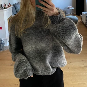 Grå stickad tröja - Jag säljer denna snygga stickade tröja från nakd som har en liten polo krage. Man kan vika in kragen som på tredje bilden om man vill. Säljs på grund av att den inte kommer till användning längre. Mycket fint skick utan defekter. Storlek xs/s, köpt för ca 400-500kr men säljs för 150kr🤍🖤hör av dig vid intresse