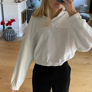 Vit tröja med dragkedja - Jag säljer denna superfina tröja från weekday med en dragkedja längst halsen. Den är superfin och skön. Sparsamt använd och väldigt fint skick. Köpt för ca 400kr men säljs för 150kr+frakt💙hör av dig vid intresse 