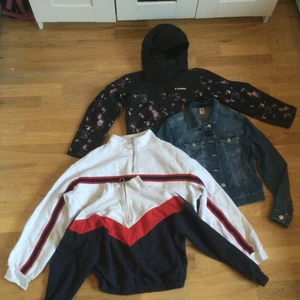 Två tröjor, jeansjacka, regnjacka.  - Everest skal jacka strl 134/140   HM jeansjacka strl 152   HM tröja strl M   HM tröja strl 146/152