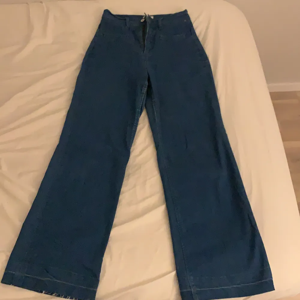 Ett par blåa vintage jeans från tommy hilfiger i storlek 28/32. De är högmidjade och vida, de passar mig som har S i byxor. Super bra skick då de i princip är helt oanvända. Om du har frågor är det bara att skriva till mig🥰🥰. Jeans & Byxor.