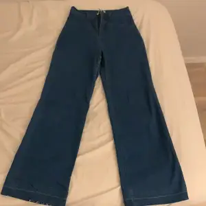 Ett par blåa vintage jeans från tommy hilfiger i storlek 28/32. De är högmidjade och vida, de passar mig som har S i byxor. Super bra skick då de i princip är helt oanvända. Om du har frågor är det bara att skriva till mig🥰🥰