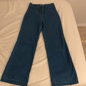 Tommy hilfiger jeans - Ett par blåa vintage jeans från tommy hilfiger i storlek 28/32. De är högmidjade och vida, de passar mig som har S i byxor. Super bra skick då de i princip är helt oanvända. Om du har frågor är det bara att skriva till mig🥰🥰