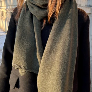 MOSS kashmirhalsduk - PURE kashmirhalsduk i färgen MOSS (mörkgrön). 100% återvunnen kashmir tillverkad i Italien. Mått: 45x180 cm. Leveranstid ca 3-7 arbetsdagar. Följ vårat UF-företag på Instagram @pure_uf eller besök vår hemsida https://purecashmere.online 💚