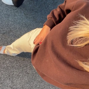 Brun sweatshirt - Brun sweatshirt i strl S från Gina Tricot. Använd 2 gånger och som nyskick! 