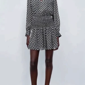 Zara känning  -  Intressekoll på denna supersnygga känningen från zara i storlek xs💗 endast använd någon enstaka gång, säljer endast vid bra pris💘