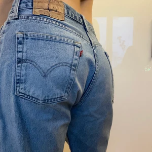 Levis jeans - Jättesnygga levis jeans i fint skick, hon på bilden brukar ha m i kläder och är 171💕
