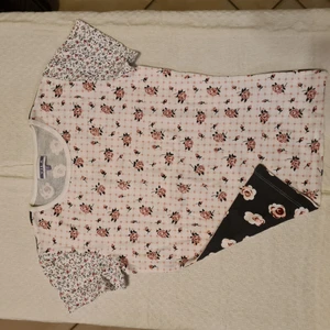 Rosig tröja i strl S - Söt tröja med rosor som tryck. Knappt använd