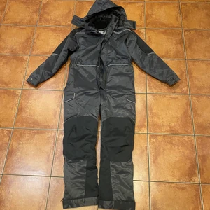 Skoteroverall  - Helt oanvänd skoter overall, varm och skön. Ny skick. Ifrån karl’s prof. Mycket bra kvalitet. En riktig vildmarks overall. Storlek herr small. 
