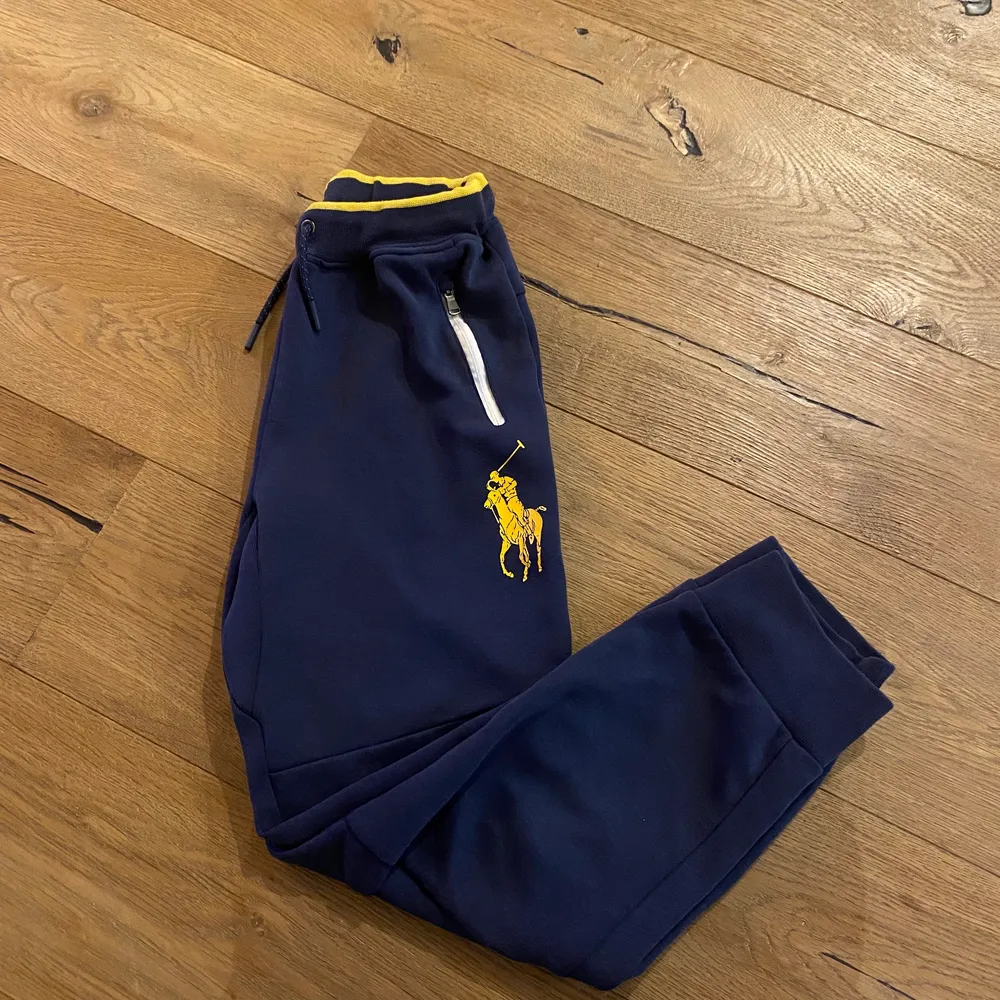 ett par ralph lauren byxor i färgen blå och gul. passar till barn i 10-12 års åldern. är för både pojkar och flickor. . Jeans & Byxor.