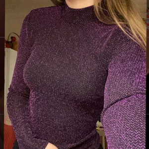 Lila glittrig tröja - En asnygg glittrig lila tröja som är perfekt för fest!😍 Aldrig använd och är i bra shick.
