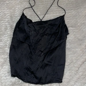 Festlinne - Linne från NA-KD men korsade band på ryggen. Storlek 36 i mycket gott skick, ej struken på bilden. Frakten blir billigare 