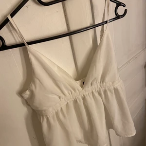 Linne - Topp ifrån BikBok, storlek S🌸 aldrig använd