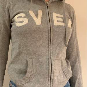 Skön hoodie från Svea. Pris kan diskuteras. Kan mötas upp i Borås annars står köparen för frakt